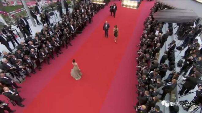 Màn đi thảm đỏ hài nhất Cannes 2018: Tình cũ G-Dragon chiếm hẳn 9 phút để...xoay tròn